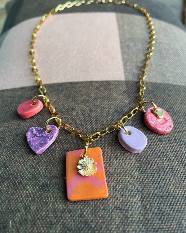 Ketting met bedels in rood/paars tinten